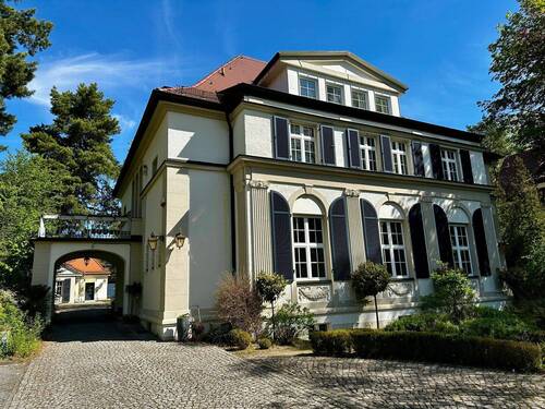 Gebäude Vorderansicht - 8 Zimmer Etagenwohnung zum Kaufen in Dresden