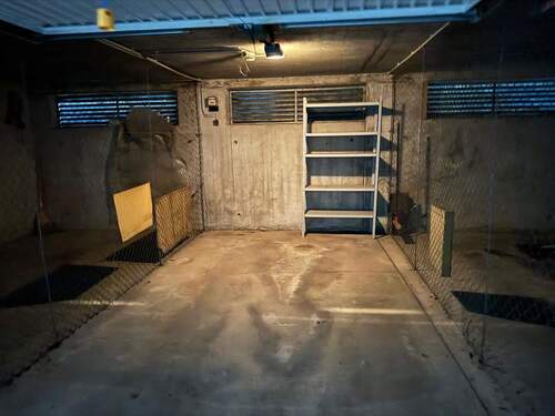 Garage mit Funk-Tor und Strom - 