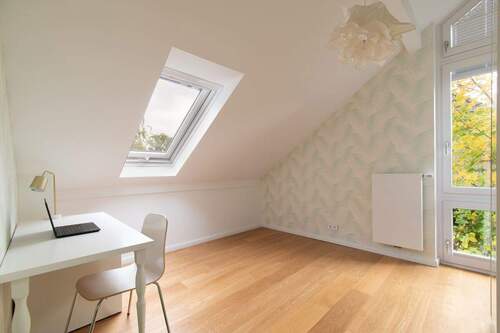 Arbeitszimmer mit viel Tageslicht - 