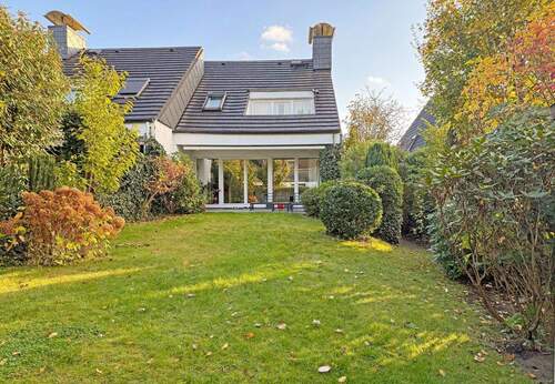 Blick auf das Haus vom Garten - 