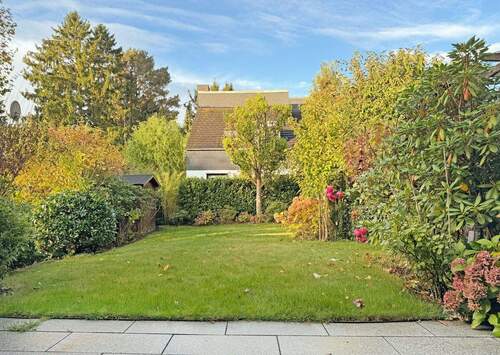 Blick in den schön eingewachsenen Garten - 