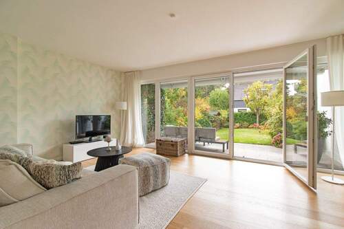 Blick auf die Terrasse - 4 Zimmer Doppelhaushälfte zum Kaufen in Hamburg