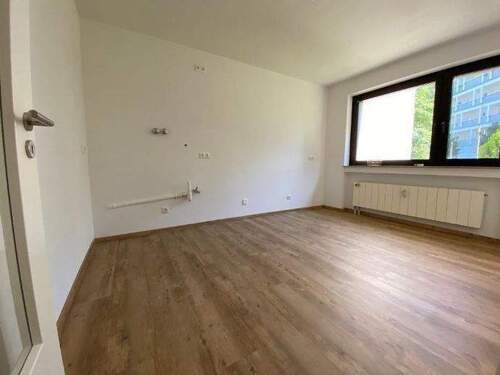 große Küche mit Speisekammer - 