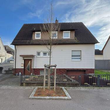 Frontansicht - Modernisiertes Ein- Zweifamilienhaus mit Garten