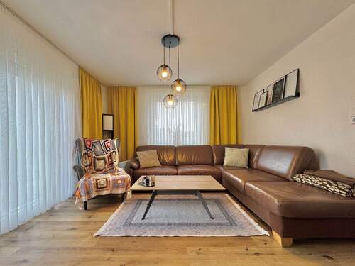 Helles Wohnzimmer - 5 Zimmer Mehrfamilienhaus, Wohnhaus zum Kaufen in Oberderdingen