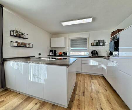 Moderne Einbauküche mit Insel - Mehrfamilienhaus, Wohnhaus mit 130,00 m&sup2; in Oberderdingen zum Kaufen