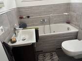 Badezimmer mit Whirlpoolwanne - 