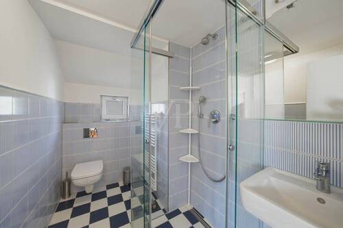 Badezimmer im Dachgeschoss - 
