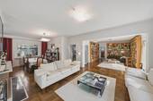 Wohnzimmer mit Blick in die Bibliothek - Einfamilienhaus mit 280,00 m&sup2; in Berlin zum Kaufen