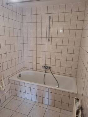 Bad mit Wanne - 
