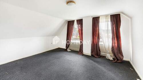 1. OG Schlafzimmer 1 - 