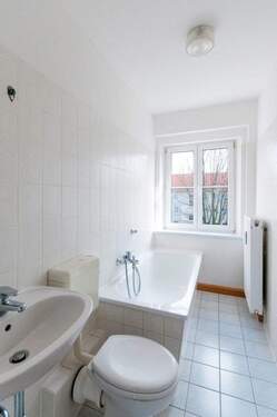 gefliestes Bad mit Fenster - 