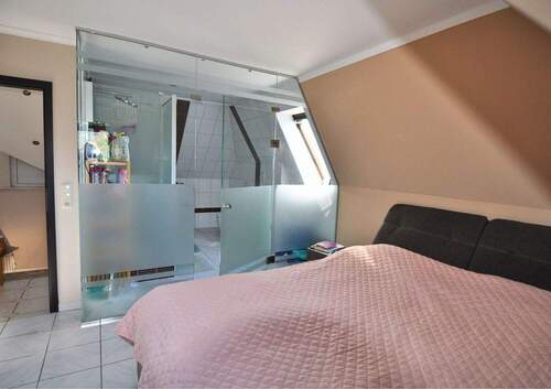 Schlafzimmer mit Bad - Einfamilienhaus mit 162,00 m&sup2; in Oldenburg / Bürgerfelde zum Kaufen