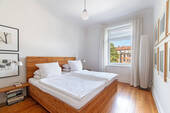 Schlafzimmer mit großer Fensterfront - 