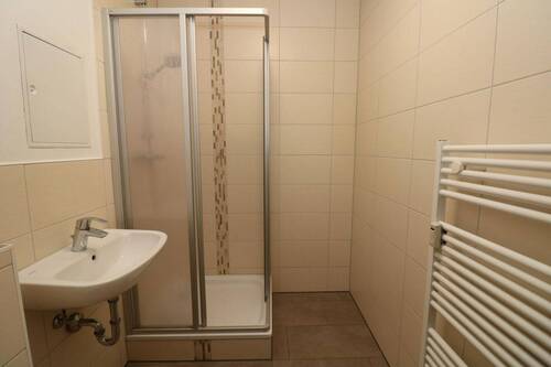 Bad mit Dusche - Etagenwohnung mit 95,60 m² in Freiberg zur Miete