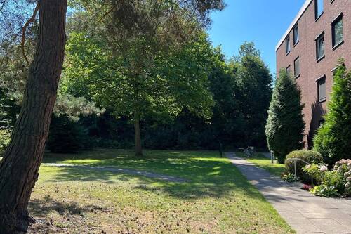 Grünfläche mit Spielplatz - 