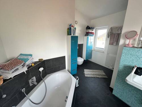 Bad mit Dusche und Wanne - 