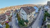 Drohnenaufnahme - ATIK: Freistehendes Zweifamilienhaus mit Anbau auf großem Grundstück
