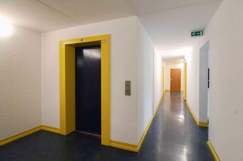 Flur mit Fahrstuhl - 