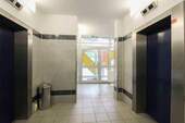 Eingangsbereich mit Fahrstuhl - 