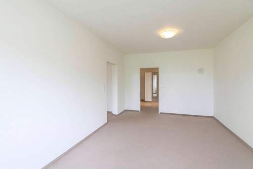 Wohnzimmer – Staged - 3 Zimmer Etagenwohnung zum Kaufen in Berlin