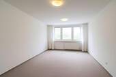 Wohnzimmer mit Fensterfront – Staged - Etagenwohnung mit 76,00 m² in Berlin zum Kaufen