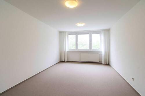 Wohnzimmer mit Fensterfront – Staged - Etagenwohnung mit 76,00 m² in Berlin zum Kaufen