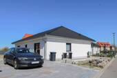 Ansicht - Modernes Wohnen auf einer Ebene - Stilvoller Neubau-Bungalow in ruhiger Lage