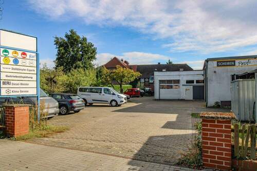 Parkplatz - Wohn-und Geschäftsgebäude voll verpachtet in guter Lage in Schwülper