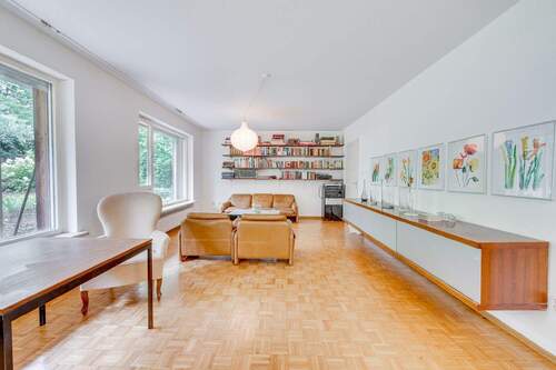 Wohnzimmer - AIGNER - Gepflegter Bungalow mit großzügigem Grundstück und Potential zur Erweiterung
