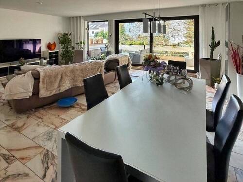 Wohnzimmer mit Balkon - Großzügige 3,5-Zimmer-Wohnung in Dortmund-Hombruch mit großem Balkon, TG-Stellplatz und hochwertiger Ausstattung