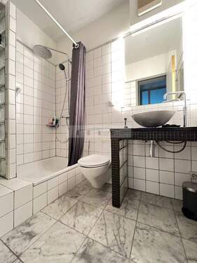 Gästebad mit Dusche möbliert - 