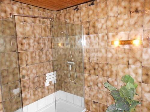 Badezimmer mit Dusche.JPG - 