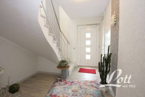 Hauseingang / Treppenhaus - 