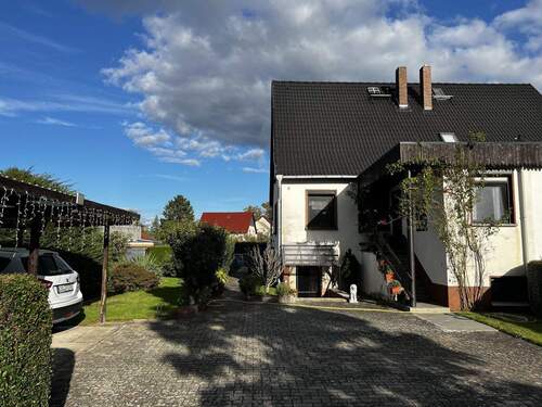 Straßenansicht - Für die kleine Familie nur wenige Kilometer zur A13