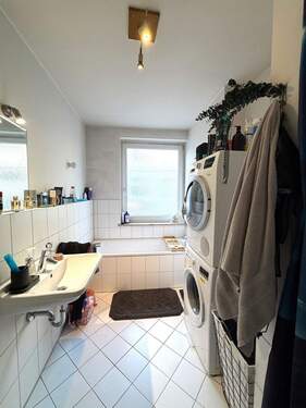 Badezimmer mit Dusche und Wanne - 