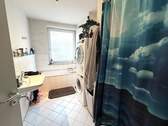 Badezimmer mit Dusche und Wanne - 