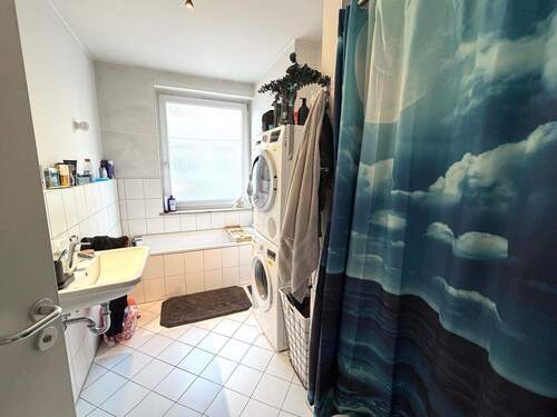 Badezimmer mit Dusche und Wanne - 