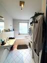 Badezimmer mit Wanne und Dusche - 