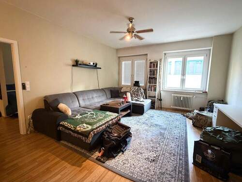 Wohn- und Esszimmer - Großzügige 3,5-Zimmer-Stadtwohnung mit Einbauküche - hell und komfortabel