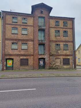 Speichergebäude - 1 Zimmer Mehrfamilienhaus, Wohnhaus zum Kaufen in Gnoien