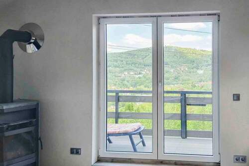 Blick nach außen - Großes Naturgrundstück in Suhl mit Gartenhaus und Terrasse