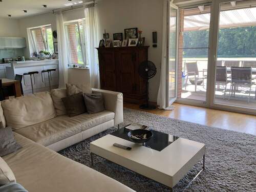 Wohnzimmer mit Balkon, Küche - 