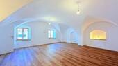 Wohnbereich mit Gewölbe - ... AIGNER - renovierte EG-Altstadtwohnung mit historischem Ambiente zentrumsnah gelegen ...