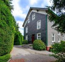 Elegante Dachgeschosswohnung im sanierten Altbau - ruhig und zentral in Wuppertal-Uellendahl-Ost