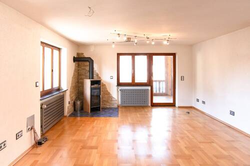 Der helle Wohbereich mit Ofen - Großzügige und helle 5-Zimmer-Maisonette in Wehr