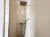 Geräumige Dusche - 