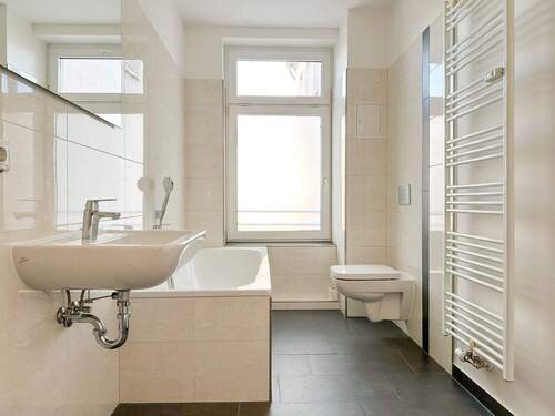 Tageslichtbad mit Badewanne - 