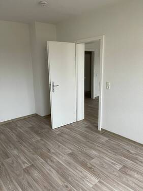 Muster Schlafzimmer mit Blick Wohnzimmer - 