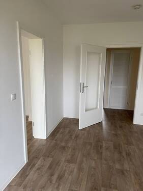 Muster Wohnzimmer mit Blick in Flur - 